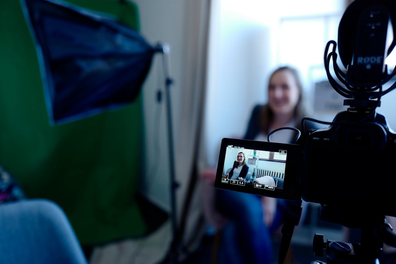 Foto de CoWomen: https://www.pexels.com/es-es/foto/camara-de-video-negra-2041396/